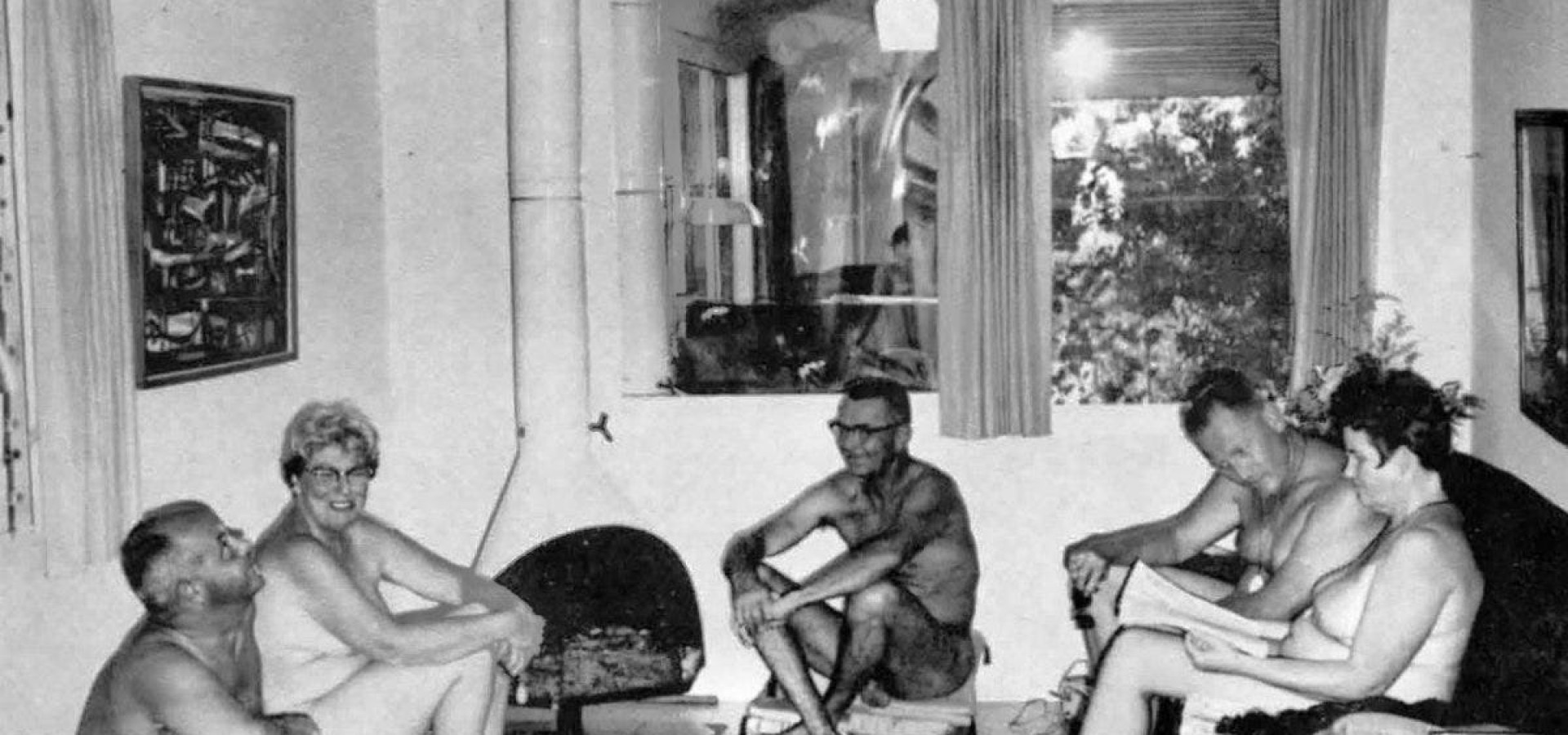 How to throw a casual naked party at home
